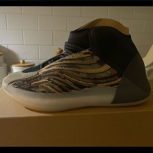 Brand New Sz 8 YEEZY